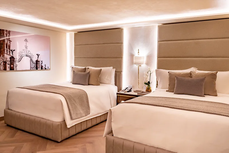 Dos camas en hotel elegante