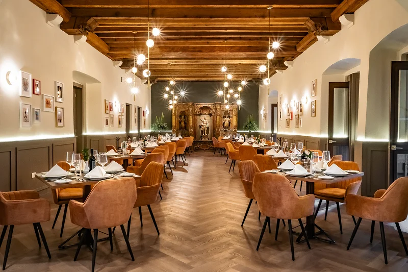 Mesas montadas en restaurante elegante en Puebla