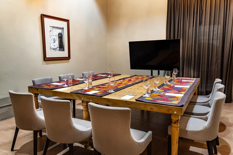 Sala de juntas con mesa y copas para corporativo