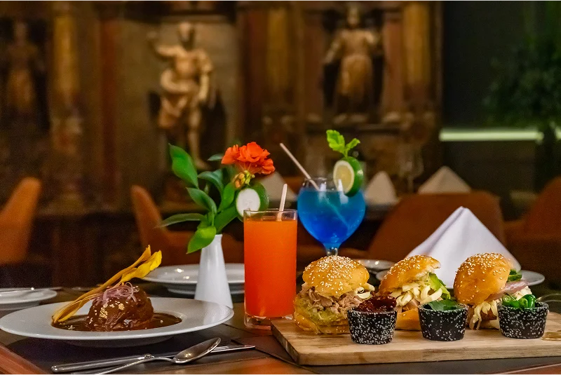 Cocteles coloridos y comida mexicana servida en la mesa